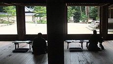 “Experience sutra writing”, write each letter with feeling.